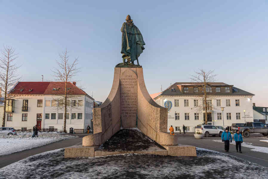 Islandia 017 - Reykjavik - monumento a Leif Eriksson.jpg